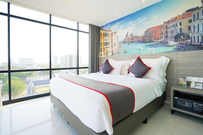 The American Urban Hotel Lifestyle: A Strategic and Cultural Audit